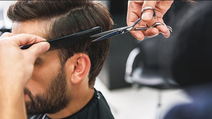 Αίγιο: Πήγαν για… μαλλί και βγήκαν “κουρεμένοι” – Έπεσαν πρόστιμα σε κουρέα και πελάτες – ΒΙΝΤΕΟ