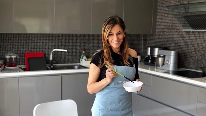 Έλλη Κοκκίνου: Μένει στο σπίτι και φτιάχνει κουλουράκια – ΦΩΤΟ