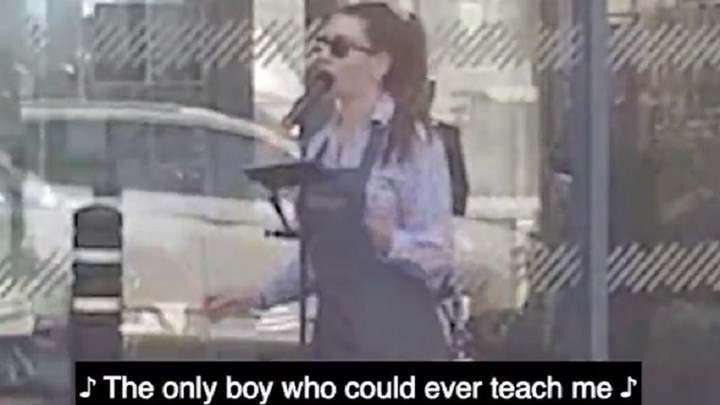 Βρετανία: Υπάλληλος σουπερμάρκετ διασκεδάζει τους πελάτες σε αναμονή – ΒΙΝΤΕΟ