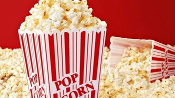 Μένουμε σπίτι: Εκτινάχτηκαν οι πωλήσεις ηλιόσπορου και ποπ κορν – Τι καταναλώνουμε εν μέσω καραντίνας