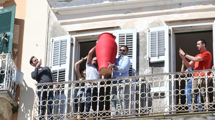 Κέρκυρα: Τήρησαν το έθιμο και έσπασαν τους μπότηδες για την πρώτη Ανάσταση – ΦΩΤΟ – ΒΙΝΤΕΟ