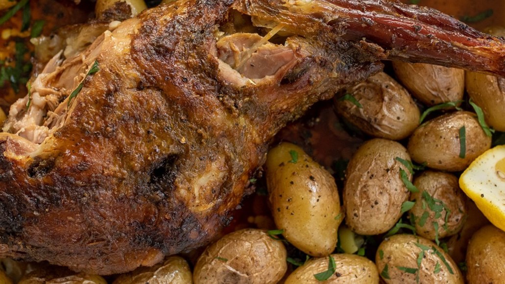 Πάσχα 2020: Δύο εύκολες συνταγές για πεντανόστιμο αρνί στο φούρνο – ΒΙΝΤΕΟ