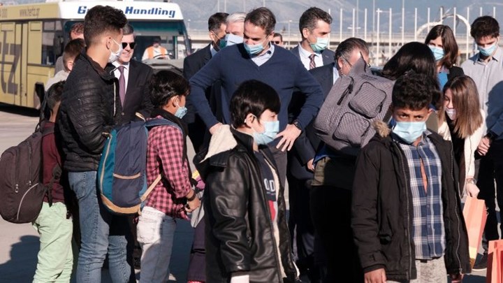 Ο Μητσοτάκης αποχαιρέτησε 50 ασυνόδευτα προσφυγόπουλα – Αναχώρησαν για Γερμανία – ΒΙΝΤΕΟ