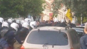 Κορυδαλλός: Ελεύθεροι οι 13 συλληφθέντες που απαιτούσαν περιφορά Επιταφίου – Πότε ορίστηκε η δικάσιμος