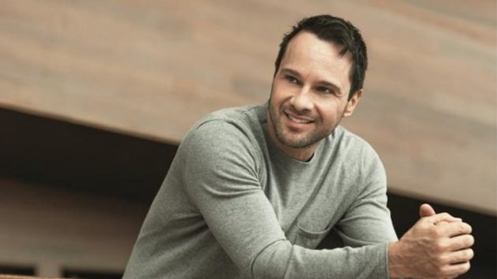 Μέμος Μπεγνής: Ξύρισε το κεφάλι του – Δείτε το νέο του λουκ – ΦΩΤΟ