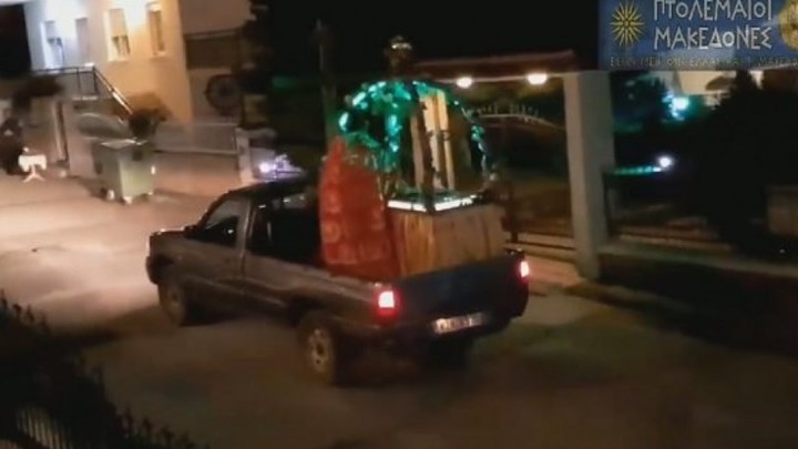 Κοζάνη: Ιερέας πραγματοποίησε την περιφορά του Επιταφίου με αγροτικό – ΒΙΝΤΕΟ