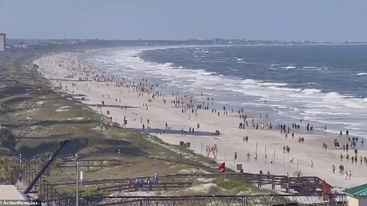 Κορονοϊός: “Πλημμύρισαν” από κόσμο οι παραλίες της Φλόριντα μετά την άρση της απαγόρευσης – ΦΩΤΟ