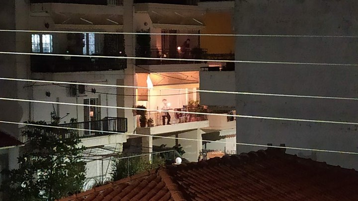 Ξάνθη: Ανάσταση σε μπαλκόνια με λαμπάδες – ΒΙΝΤΕΟ
