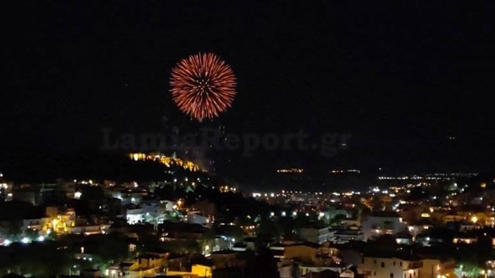 Λαμία: Ανάσταση στα μπαλκόνια με βεγγαλικά – ΒΙΝΤΕΟ