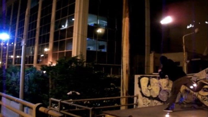 ΒΙΝΤΕΟ από την επίθεση με μολότοφ στον ΣΚΑΪ