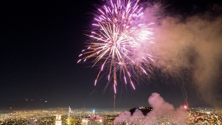 Πάσχα 2020: Η Αθήνα γιόρτασε την Ανάσταση με πυροτεχνήματα – ΒΙΝΤΕΟ