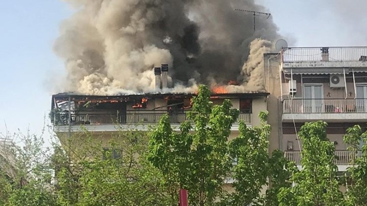 Τρίκαλα: Μεγάλη φωτιά σε πολυκατοικία – ΦΩΤΟ – ΒΙΝΤΕΟ
