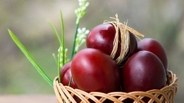 Κοζάνη: Η πατέντα με την κορδέλα για το τσούγκρισμα των αυγών εξ’ αποστάσεως – ΒΙΝΤΕΟ