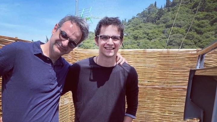 Μητσοτάκης: Πάσχα στο μπαλκόνι – Οι χαλαρές οικογενειακές στιγμές – ΦΩΤΟ