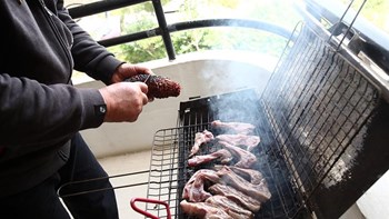 Πάσχα 2020: Σε μπαλκόνια και ταράτσες το ψήσιμο του οβελία – ΦΩΤΟ