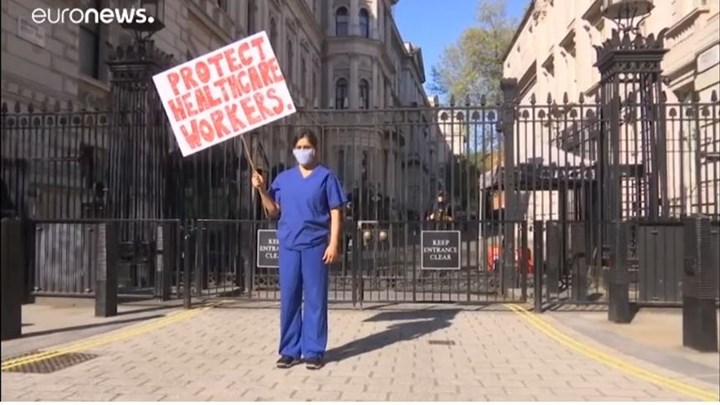 Κορονοϊός: Μια γιατρός διαδήλωσε στο Λονδίνο – ΒΙΝΤΕΟ