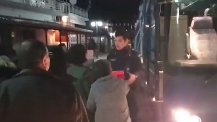 Καστανιές: Πρόσφεραν τσουρέκια και αβγά στους αστυνομικούς το βράδυ της Ανάστασης – ΒΙΝΤΕΟ