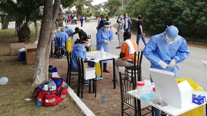 Κρανίδι: Ξεκίνησε η δειγματοληψία στους μετανάστες – Επί τόπου Τσιόδρας, Χαρδαλιάς, Μηταράκης – ΦΩΤΟ