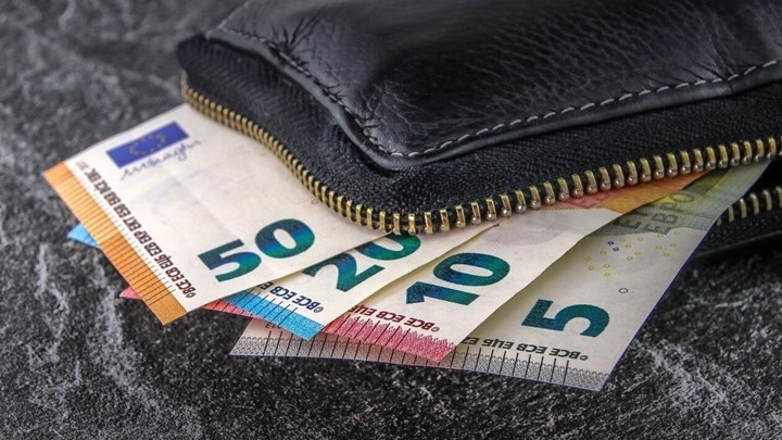Επίδομα 800 ευρώ: Οι νέοι δικαιούχοι και η προϋπόθεση για να λάβουν τα χρήματα – ΒΙΝΤΕΟ