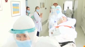 Κορονοϊός: Το πιο δυνατό χειροκρότημα από γιατρούς και νοσηλευτές για τον 79χρονο που νίκησε τον ιό – ΒΙΝΤΕΟ