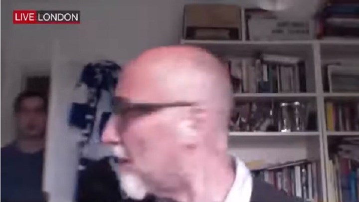 Επική στιγμή: Γιος διακόπτει την τηλεοπτική εμφάνιση του πατέρα του – BINTEO