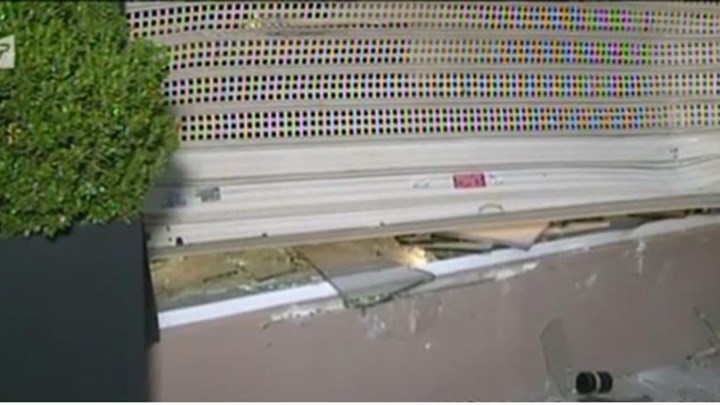 Θεσσαλονίκη: Ληστές μπούκαραν με φορτηγό σε κοσμηματοπωλείο – ΒΙΝΤΕΟ