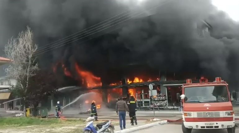 Ηλεία: Μεγάλη φωτιά σε πολυκατάστημα – Επεκτάθηκε σε σπίτια – ΦΩΤΟ – ΒΙΝΤΕΟ
