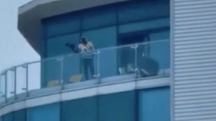 Συναγερμός στο Κεντ της Βρετανίας: Ένοπλος άνοιξε πυρ από μπαλκόνι