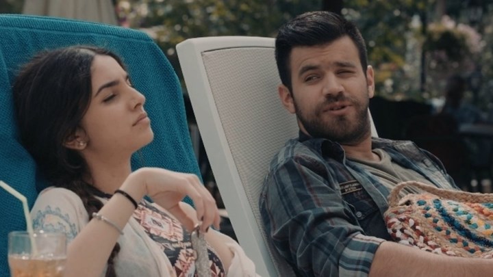 8 λέξεις: Ο άνδρας που θα φέρει τα πάνω- κάτω στη ζωή της Ιφιγένειας και του Σπύρου