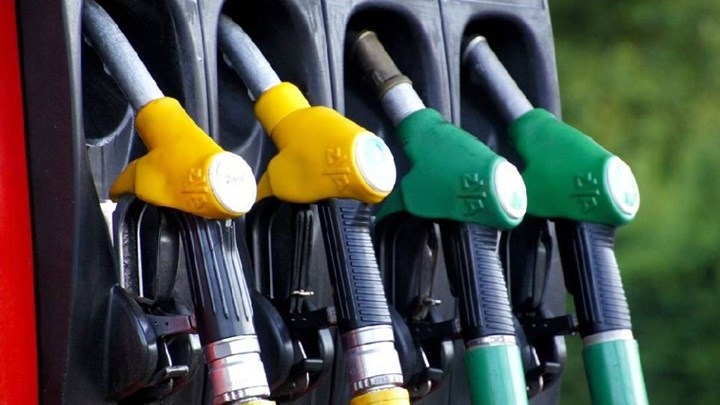 Πετρέλαιο: Πώς η βουτιά της τιμής επηρεάζει την αγορά καυσίμων – Πού θα φτάσει η βενζίνη