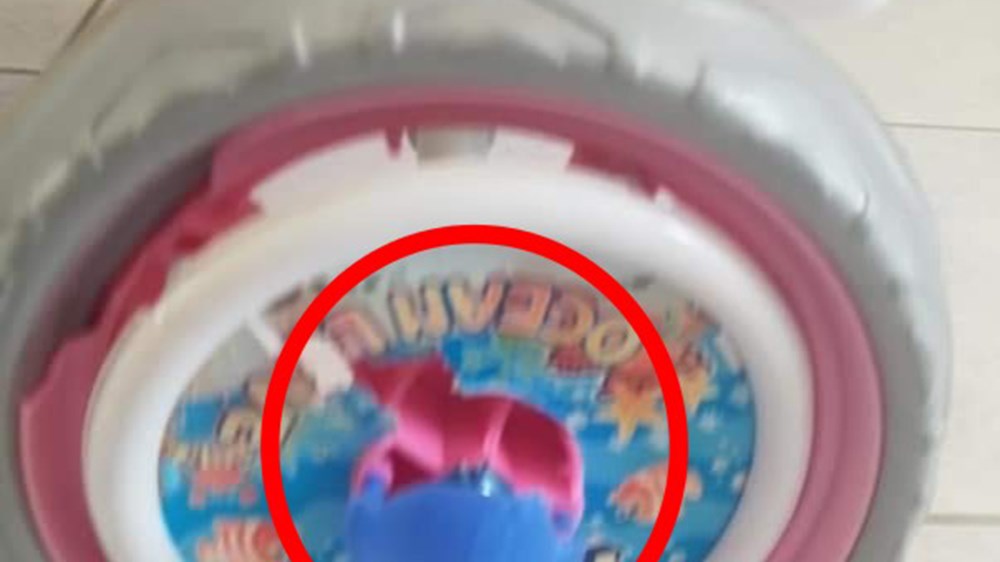 Μενίδι: Αδέσποτη σφαίρα σφήνωσε σε ποδήλατο παιδιού – ΒΙΝΤΕΟ