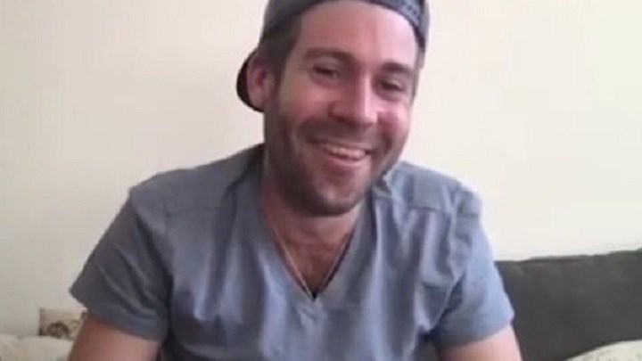 Κορονοϊός: Πατέρας παρακολούθησε τη γέννηση του γιου του με βιντεοκλήση – ΒΙΝΤΕΟ