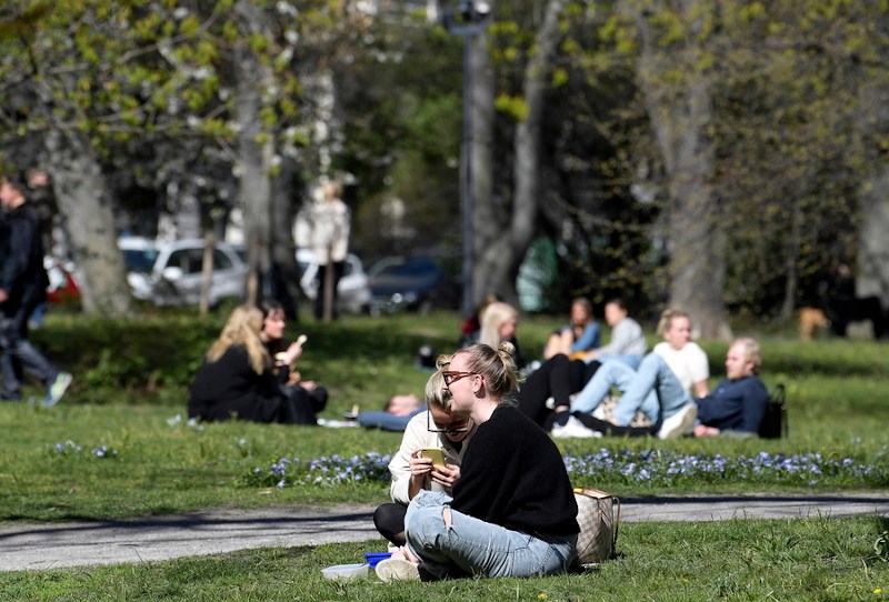 Σουηδία: Γεμάτα πάρκα και καφέ παρά το νέο ρεκόρ θανάτων από κορονοϊό – ΦΩΤΟ