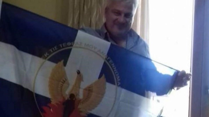 ΝΔ: Διέγραψε τον δημοτικό σύμβουλο Στυλίδας που φωτογραφήθηκε με τη σημαία της χούντας