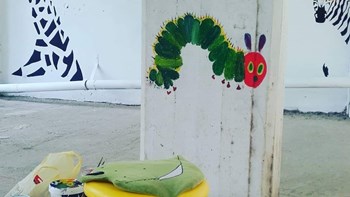 Κορονοϊός-Κομοτηνή: Ζωγράφος μετέτρεψε την πυλωτή της σε… γκαλερί – ΒΙΝΤΕΟ