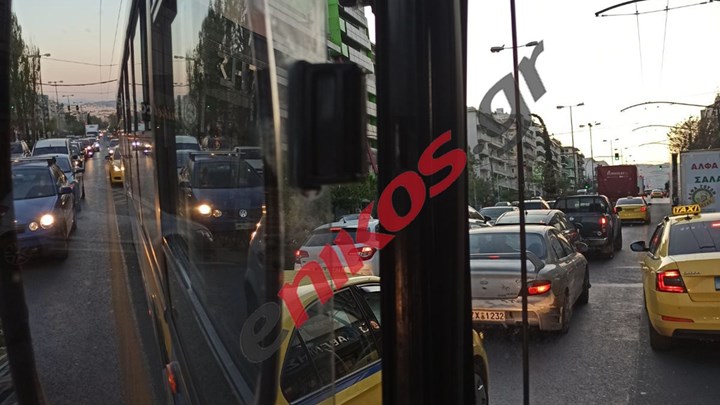 Κορονοϊός: Ουρές αυτοκινήτων εν μέσω καραντίνας στη Λεωφόρο Αλεξάνδρας – ΦΩΤΟ αναγνώστη