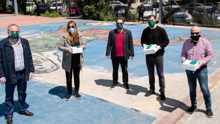 Κορονοϊός: Στα Σεπόλια μέρος από τις μάσκες που δώρισε η οικογένεια Αντετοκούνμπο – ΦΩΤΟ