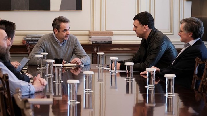 Κρίσιμη σύσκεψη στο Μαξίμου – “Κλειδώνει” η άρση των μέτρων