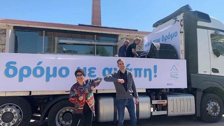 Άλκηστις Πρωτοψάλτη: Δίνει συναυλία πάνω σε φορτηγό – Γυρίζει τις γειτονιές της Αθήνας και τραγουδάει – ΒΙΝΤΕΟ