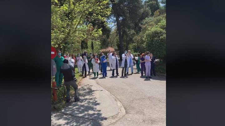 Συγκίνηση στο “Σωτηρία” – Το τραγούδι της Πρωτοψάλτη και το χειροκρότημα γιατρών και νοσηλευτών – ΒΙΝΤΕΟ