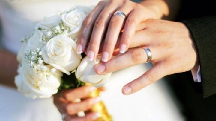 Τι θα γίνει με τους γάμους που είναι προγραμματισμένοι το καλοκαίρι – Ο καθηγητής Σύψας απαντά