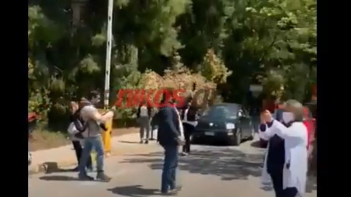 Όταν οι γιατροί του “Σωτηρία” βγήκαν για να ακούσουν την Πρωτοψάλτη – ΒΙΝΤΕΟ