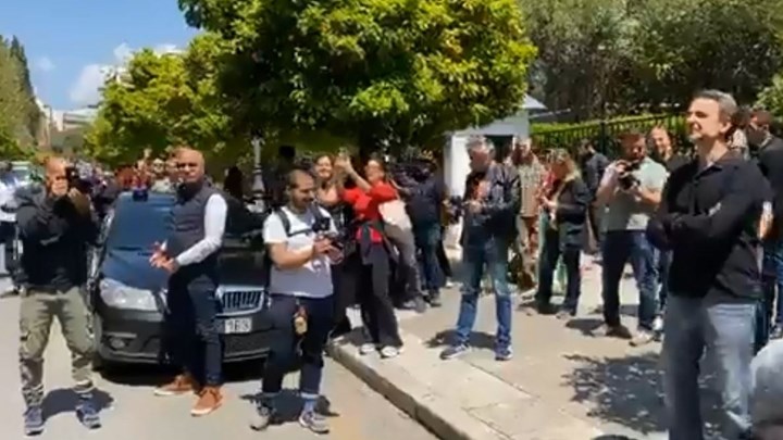 Μουσική στάση της Πρωτοψάλτη και στο Μαξίμου: Ο Μητσοτάκης βγήκε από το γραφείο για να την ακούσει – ΒΙΝΤΕΟ