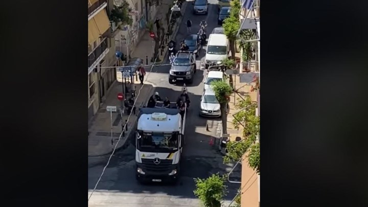 Όταν η “συναυλία εν κινήσει” της Πρωτοψάλτη πέρασε από το Θησείο – Viral ΒΙΝΤΕΟ