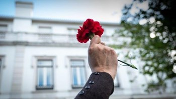 Οι Πορτογάλοι τίμησαν την Επανάσταση των Γαρυφάλλων τραγουδώντας από τα παράθυρα των σπιτιών τους