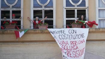 Συγκλονιστικές εικόνες στην Ιταλία: Τραγουδούσαν στα μπαλκόνια το “Bella Ciao” για την εθνική τους εορτή