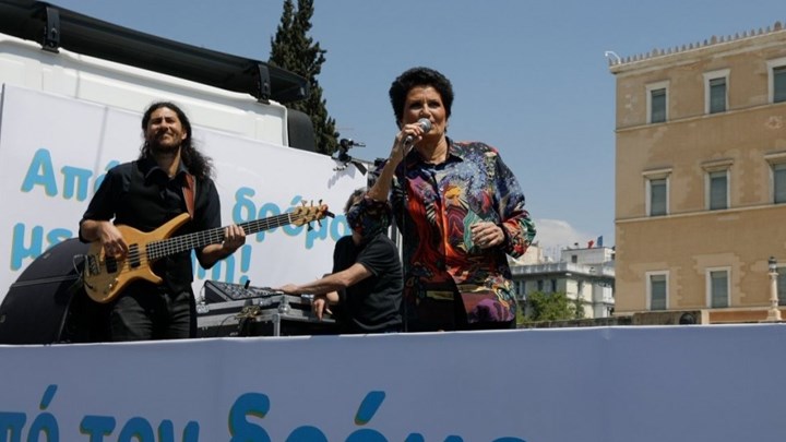 Άλκηστις Πρωτοψάλτη: Τι απαντά στους επικριτές της για τη συναυλία πάνω σε φορτηγό