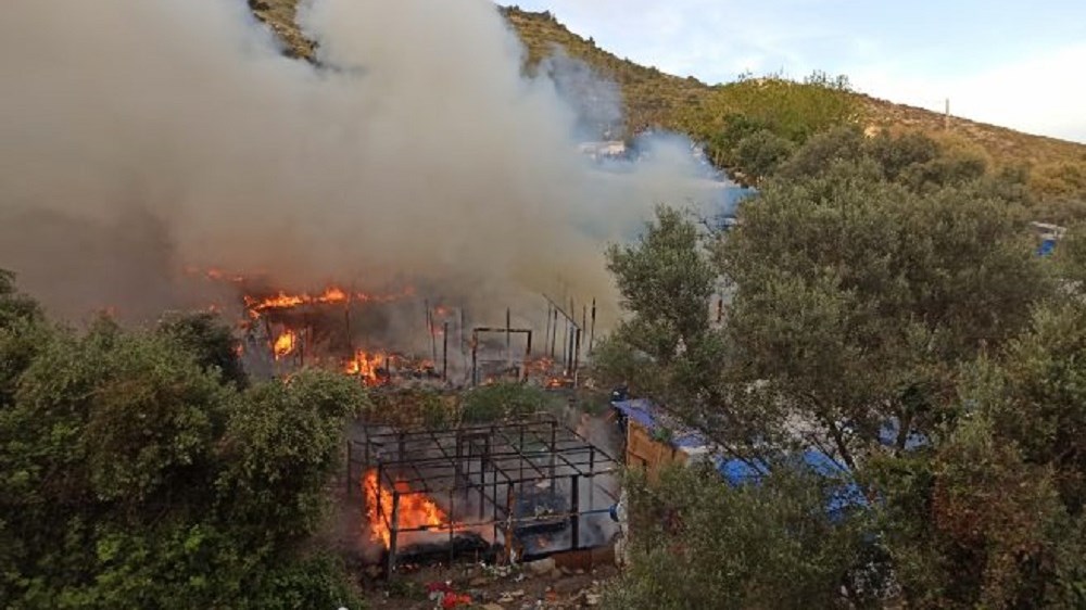 Πυρκαγιά στη Σάμο – Έγιναν στάχτη σκηνές γύρω από το ΚΥΤ