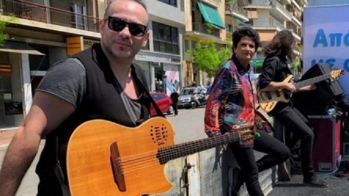 “Η Άλκηστις κάποια στιγμή σταμάτησε από το κλάμα” – Τι απαντά μουσικός που συμμετείχε στη συναυλία