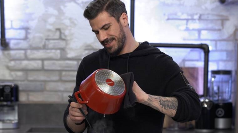 Alpha: Εκτός προγράμματος το «Akis food tour» – Τι θα γίνει με τον Άκη Πετρετζίκη